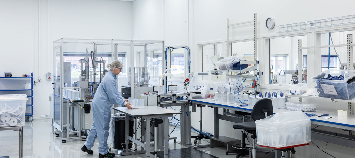 Person arbetar i renrum.